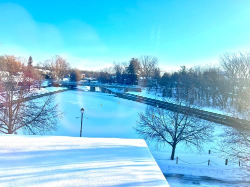 Un estanque congelado en un parque en la nieve. en Deluxe Loft - Amazing Terrace with Stunning Water View, en Perth