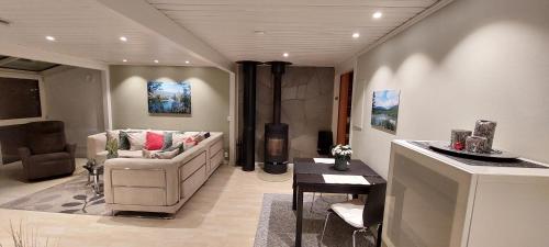 een woonkamer met een bank en een tafel bij Great apartment with extreme views in Tromsø