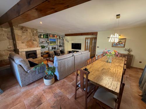 TV a/nebo společenská místnost v ubytování Casa Rural El Mirador Peña del Hierro