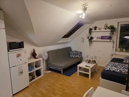 un petit salon avec un canapé et une table dans l'établissement Business-Travel-Apartment & Ferienwohnung Münster, Check-In von 15 bis 22 Uhr möglich, mit SB-Kiosk, à Münster