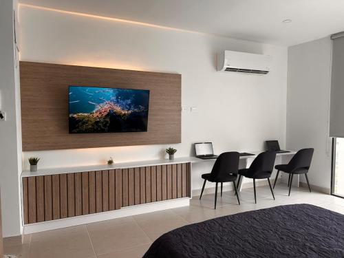 Μια τηλεόραση ή/και κέντρο ψυχαγωγίας στο ApartaSuite con vista al Mar