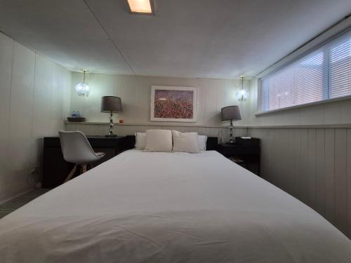 Ένα ή περισσότερα κρεβάτια σε δωμάτιο στο John's House in Vancouver West