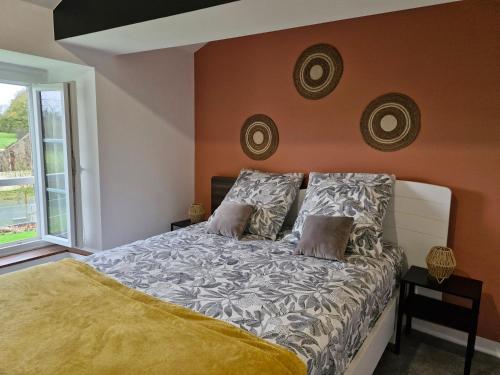 Ένα ή περισσότερα κρεβάτια σε δωμάτιο στο Le Cardoué, chambres d'hôtes proche du Puy duFou