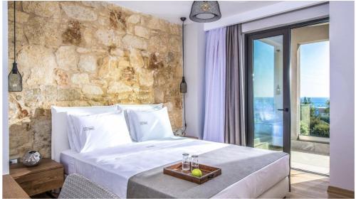 Ένα ή περισσότερα κρεβάτια σε δωμάτιο στο Orama Luxury Villa 4 Bedrooms with Private Pool