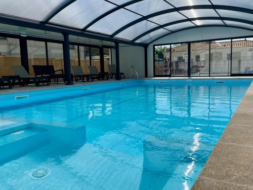 Πισίνα στο ή κοντά στο Charming ecolodge in a quiet area, heated pool all year Charente-Maritime