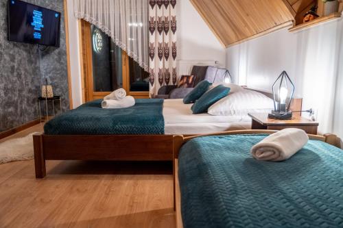 Postel nebo postele na pokoji v ubytování Bylinkowa Chata Jacuzzi & Sauna