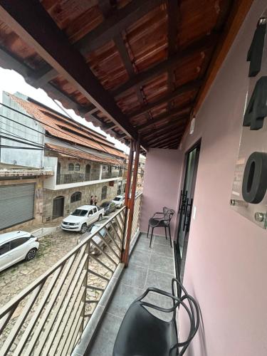 Pousada Recanto das Bromélias في ساو ثومي داس ليتراس: بلكونه مع كراسي واطلاله على شارع