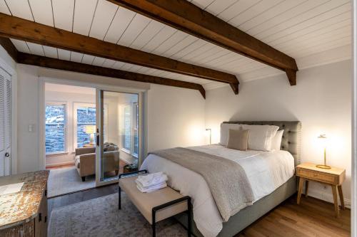 una camera da letto con un letto grande e un soggiorno di Mountain Bliss at Hound Ears a Valle Crucis