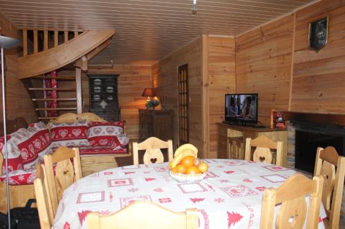 una sala da pranzo con un tavolo con una ciotola di frutta sopra di Chalet des ORCHIDÉES en Chartreuse a Entremont-le-Vieux