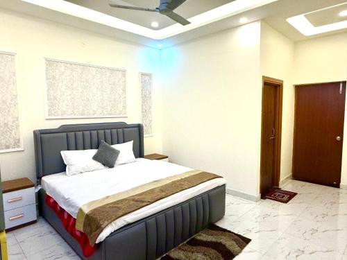 诺伊达ParkHaven Luxury Villa with Garden View的房间里有一张床的卧室