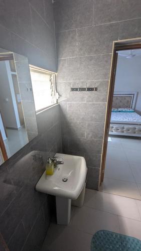 une salle de bain avec un lavabo blanc et une douche dans l'établissement Mitaly apartamentos RD H, à Saint-Domingue