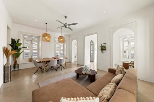 威廉斯塔德Kas Leon - Villa Heritage Retreat的客厅里有一张沙发和一张桌子。