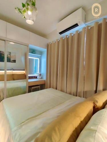 una camera da letto con un letto grande e una finestra di R Cabin - Shore Residences a Manila