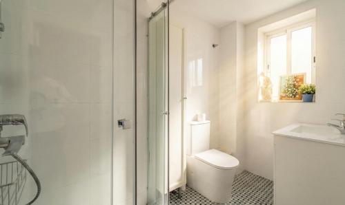 ein weißes Badezimmer mit Toilette und Waschbecken in der Unterkunft 3 Double Beds - Great Area, Perfect for Families in Sevilla