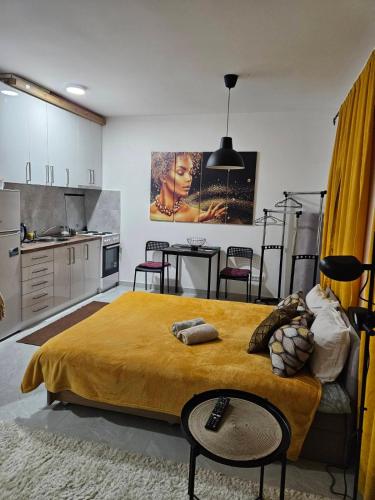 Un dormitorio con una cama grande y una cocina. en Boki, en Belgrado