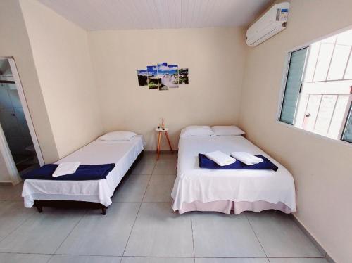 una habitación con dos camas en una habitación en Quarto Privativo Cataratas, en Foz do Iguaçu