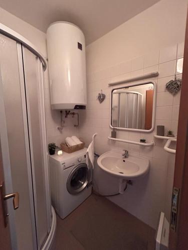 RokytnoにあるApartmán pod sjezdovkou Lysá Hora Horní náměstí Ski Lumiの洗濯機と洗面台を備えたバスルーム