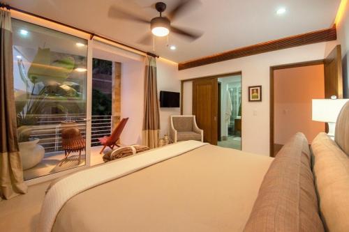 Giường trong phòng chung tại New Ocean view Condo-Romantic zone-Steps to beach