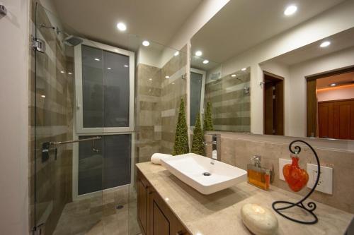 Phòng tắm tại New Ocean view Condo-Romantic zone-Steps to beach