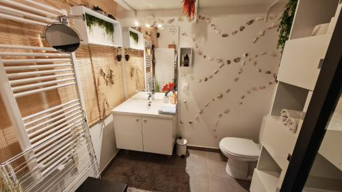 een badkamer met toilet en wastafel bij Anton's Home in LʼHay-les-Roses