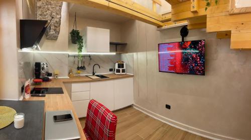 una cucina con bancone e TV a parete di Nina in Love a Salerno
