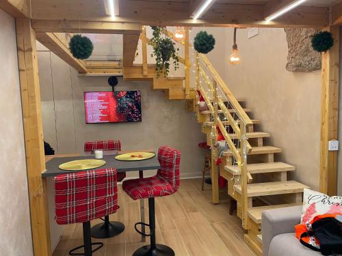 un soggiorno con un tavolo e una scala di Nina in Love a Salerno