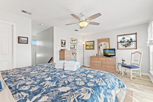 Un dormitorio con una cama y un ventilador de techo. en Vacation in This Gorgeous 2-Story Home! 3 BR 3 BA! Sleeps 8!, en Sunnyside