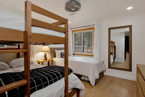 - une chambre avec 2 lits superposés et un miroir dans l'établissement Lily's Bear Cabin #2544, à Big Bear Lake