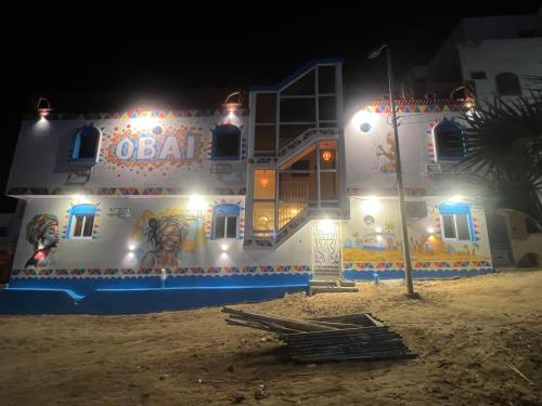 un edificio iluminado por la noche en OBAI Nubian Guest House, en Asuán