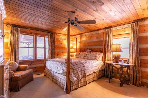 ein Schlafzimmer mit einem Bett und einem Deckenventilator in der Unterkunft Riverdale in Boone