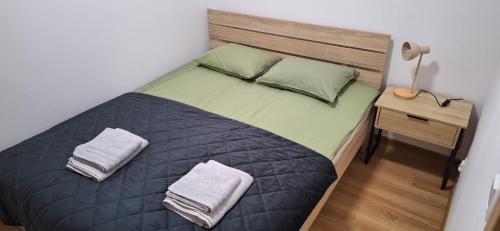 a bedroom with a bed and a desk with a lamp at Apartament Sobieskiego 2, bezpłatny parking in Świebodzin