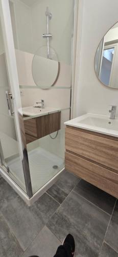 a bathroom with a sink and a mirror at Le Charme du Sanctuaire 8 couchages 400m de la Grotte in Lourdes