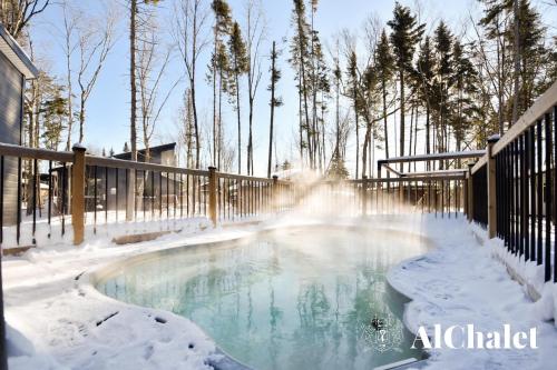 una vasca idromassaggio coperta di neve con fontana di Halte- Domaine du Grand-Portneuf a Pont-Rouge