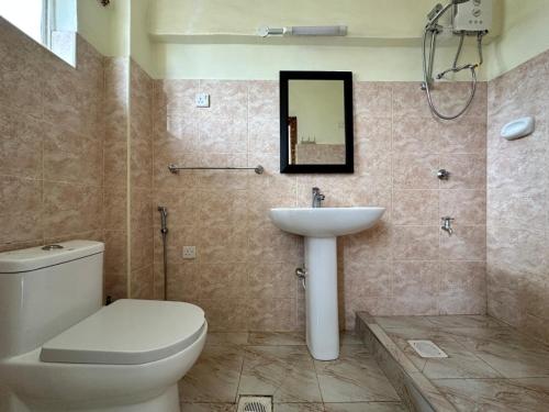 un baño con inodoro y lavabo en IL Ladrone, en Ruiru