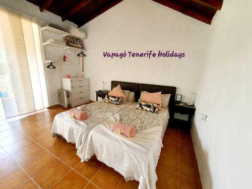 a bedroom with two beds with pillows on them at Rinconcito Rural con encanto en Las Hayas by Vapagó Tenerife in Acardece