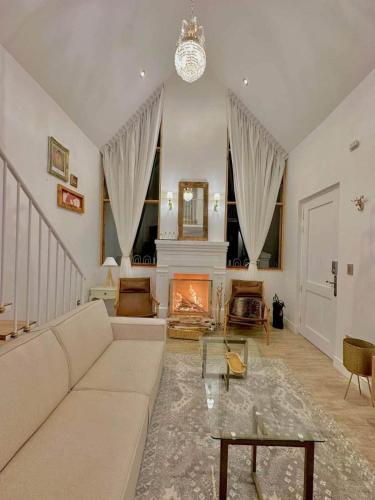 a living room with a couch and a fireplace at HOLLY HOUSE Casa privada completa in Chachapoyas