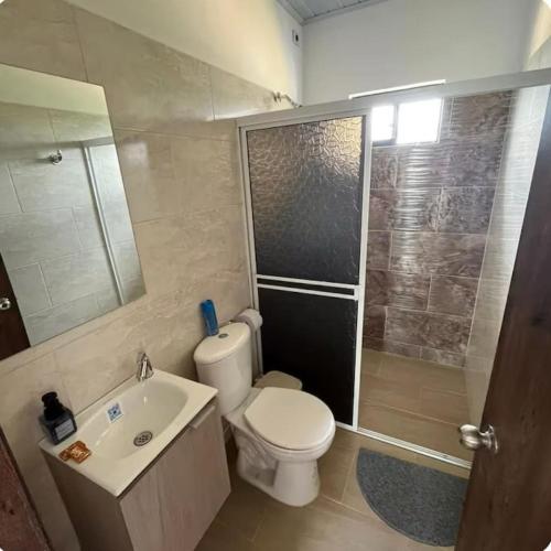 a bathroom with a toilet and a sink and a shower at Casa guardían del bosque in San Gil