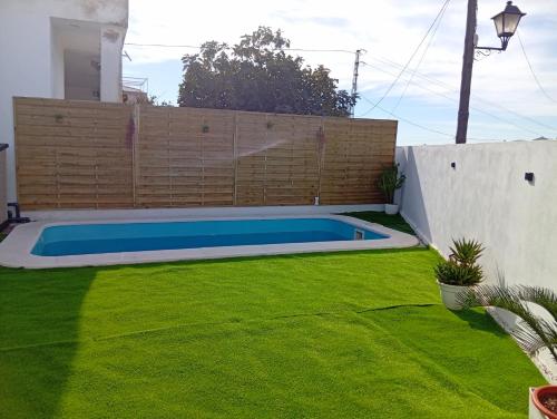 une cour avec une piscine et de l'herbe verte dans l'établissement O Caminho Azul, à Olivenza