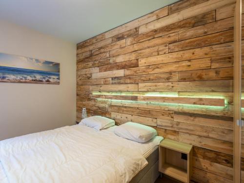1 dormitorio con pared de madera. en Virgo - 0001, en Ostende