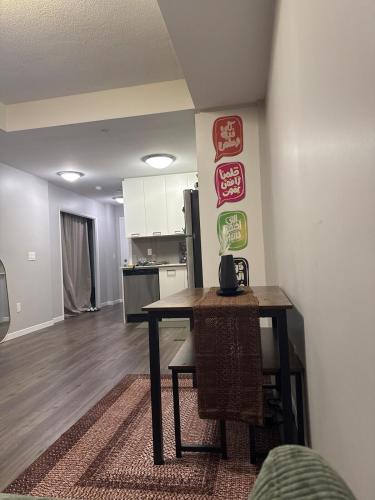 Kuchyň nebo kuchyňský kout v ubytování One-Bedroom Apartment with Den With Amazing Views of Hamilton