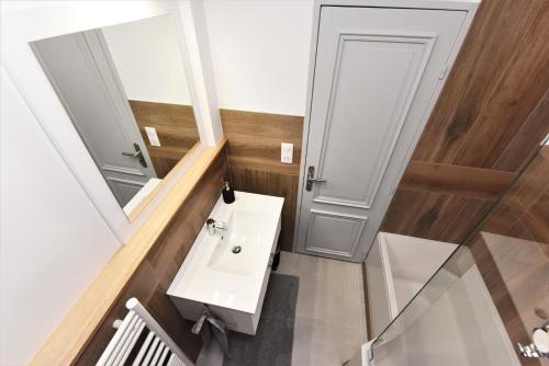 a bathroom with a sink and a mirror at Le Ray's Inn in Épernay