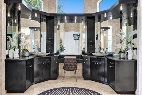 Galería fotográfica de Luxury 8-BR with Pool Basketball Volleyball en Plantation