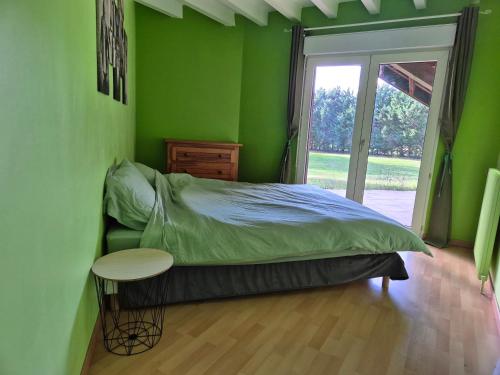 Postel nebo postele na pokoji v ubytování Calme et paisible maison au milieu de la foret