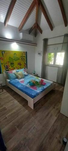 a bedroom with a large bed in a room at Au colibri vert in Trois-Rivières