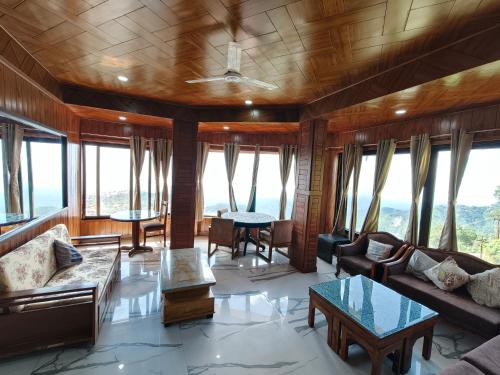 Un lugar para sentarse en Casa Arhan 2-3-4-7-12 BHK Luxury Penthouse