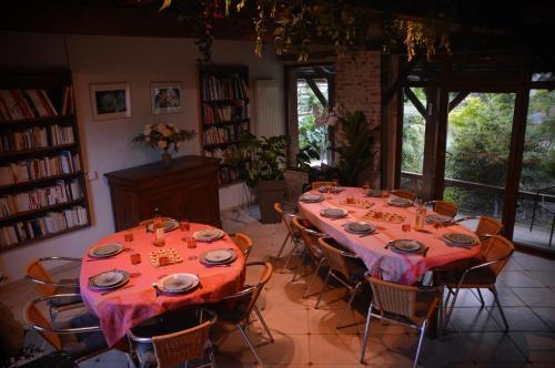 Fotografie z fotogalerie ubytování Cottage Mackinley, séjour spacieux et chaleureux, salon de jeux, grande salle à manger, contes,15 pers, Centre Historique, gare TER v destinaci Aubigny-sur-Nère