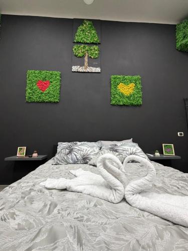 ein Schlafzimmer mit zwei Schwänen aus Handtüchern auf einem Bett in der Unterkunft Balbi Soft Room in Caserta