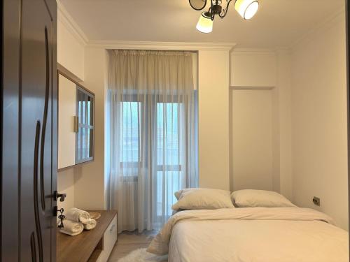 En eller flere senge i et værelse på SkyView Luxury Apartment