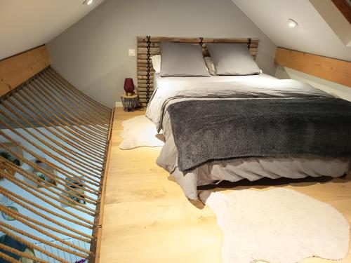 Postel nebo postele na pokoji v ubytování logement Mezzanine salon indépendant