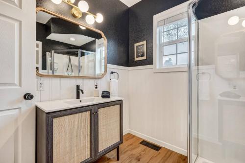 Et badeværelse på The Hive: *Hot Tub + Patio Oasis*